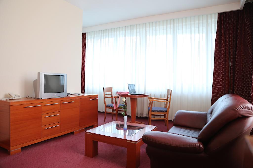 Hotel Apollonia Pristina Room photo